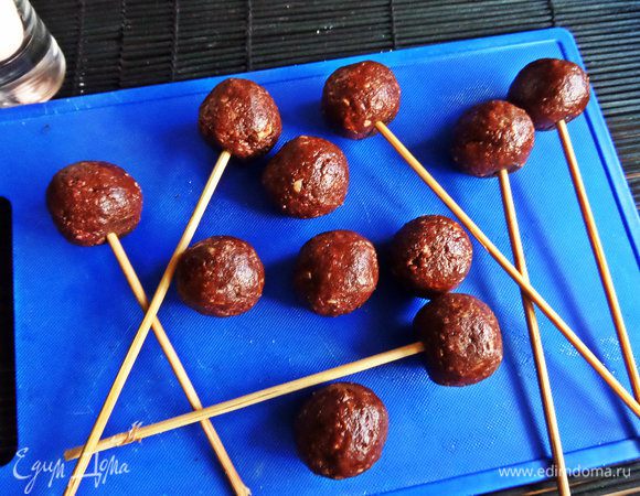 Потом сломать деревянные шпажки пополам и воткнуть в шарики.