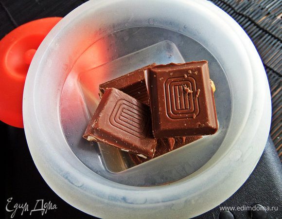 Для глазури поломать шоколад в чашку или в формочку для СВЧ.