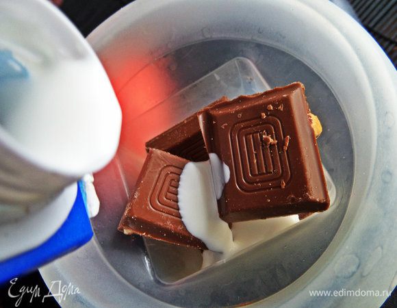 Подлить любых сливок или молока.