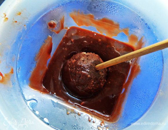 Окунать будущую конфету прямо на шпажке в шоколад.