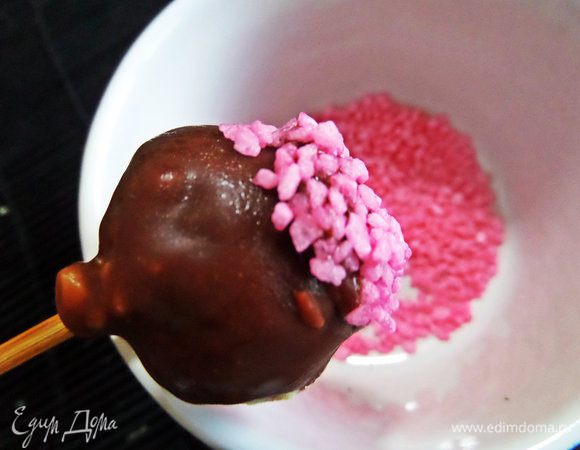 Затем можно макнуть в цветной сахар, у меня с земляничным вкусом.