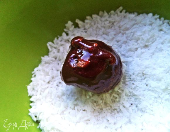 Несколько конфет я сделала без шпажек и после глазури обваляла в кокосе.