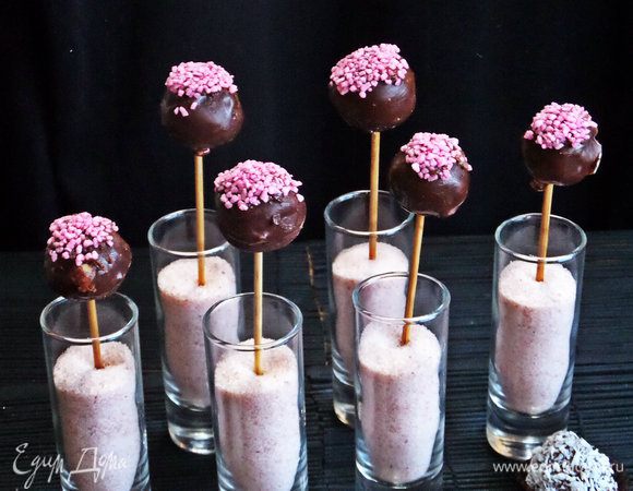 Для подачи насыпать в рюмки гималайскую розовую соль и воткнуть конфеты на шпажках.