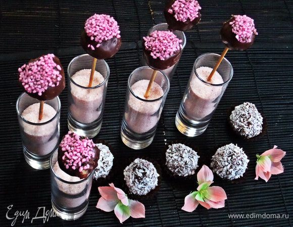 Остальные конфеты положила в бумажные формочки.