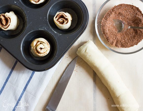 Скатайте тесто в плотный рулет, заворачивая его по направлению от себя. Смажьте рулет взбитым яйцом и нарежьте на кружочки толщиной 2 см.