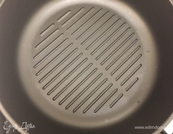Расколить сковороду. Я использовала сковородку-гриль и без масла. Обжарить по 10 минут с каждой стороны, периодически переворачивая. Блюдо готово. Приятного аппетита:)