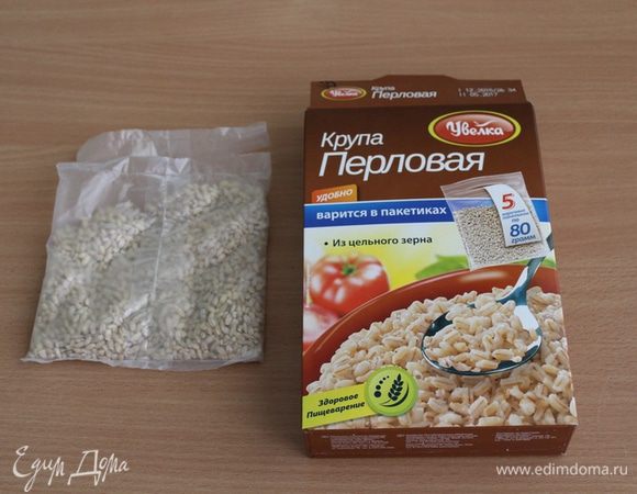 Перловую крупу сварить согласно инструкции, но минут на 5-7 меньше.