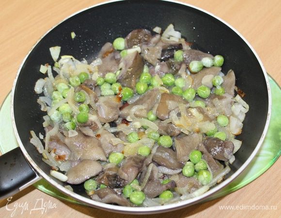 Добавить грибы и горошек, готовить 5-7 минут.