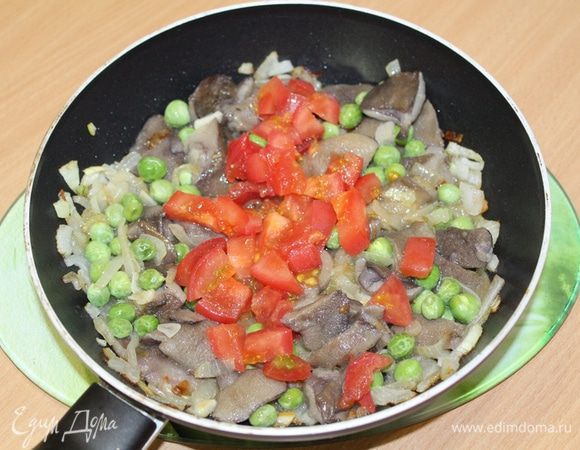 Мелко порезать помидор и добавить в смесь.