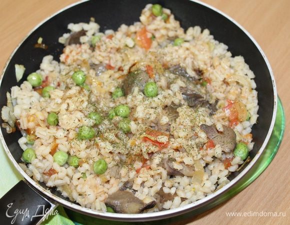 Добавить немного воды и варить до готовности крупы, посыпать укропом, перемешать.