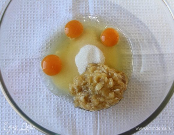 Взбить яйца с сахаром, добавить пюре из банана (размять вилкой переспелый банан).