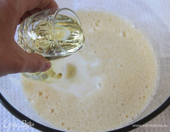 Добавить пахту (или кефир), затем растительное масло, взбить.