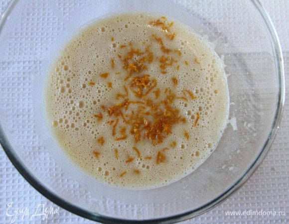 Добавить цедру апельсина и ванильный экстракт (я заменила на апельсиновый ликер).