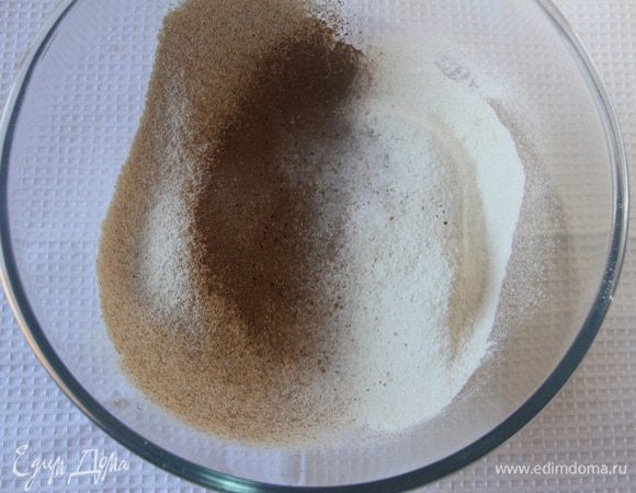 Муку просеять вместе с корицей, содой, разрыхлителем и солью.