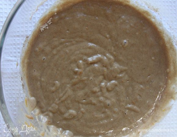 Соединить жидкую смесь и мучную, получилось тесто.