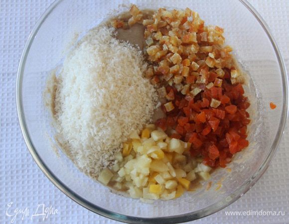 К тесту добавить кокосовую стружку, мелко порубленные ананасы, курагу и апельсиновые цукаты.