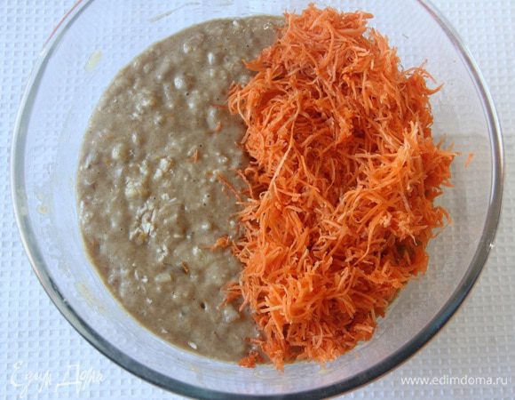 Добавить мелко тертую морковь.