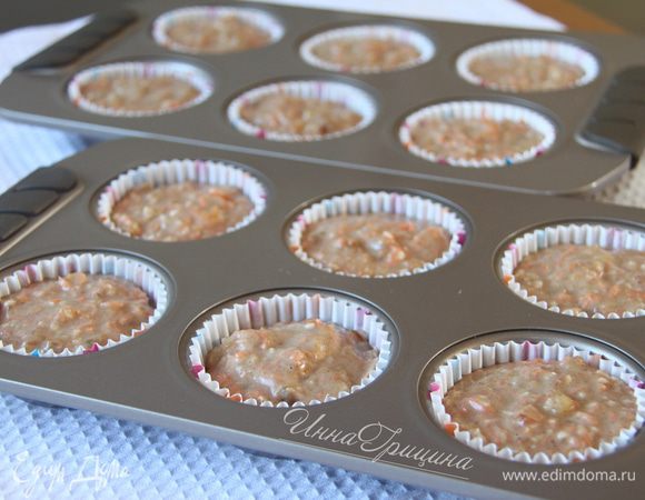 Тесто выложить в формочки для маффинов (удобно использовать бумажный вкладыш, чтобы не смазывать форму).