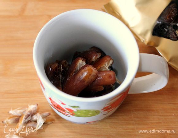 Приготовить овсяное молоко. Залить овсяные хлопья холодной водой, добавить щепотку соли и убрать в темное место при комнатной температуре на ночь. Утром смесь тщательно измельчить блендером, процедить 2-3 раза через мелкое сито.  
