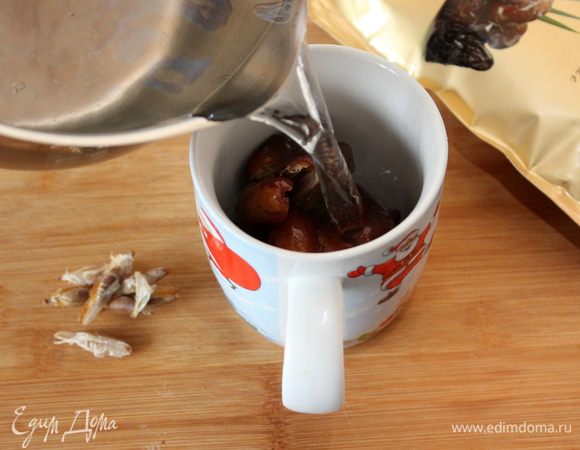 Финики промыть, удалить косточку, залить 1 стаканом горячей воды.
