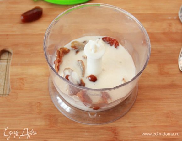 Как только финики станут мягкими, измельчить их с другими ингредиентами (овсяным молоком и медом) в блендере до однородного состояния. 