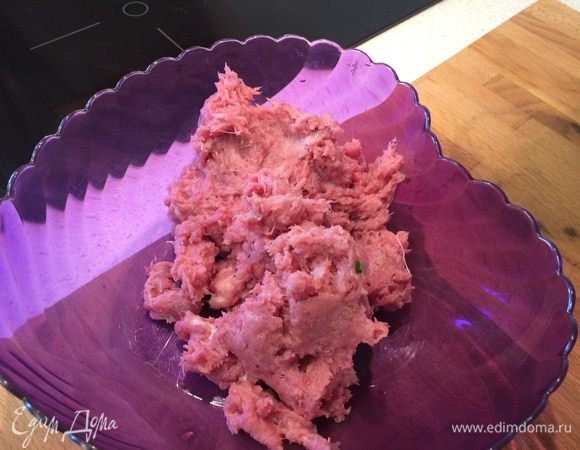 Филе индейки перемалываем в фарш. Добавляем соль, перец и молоко.