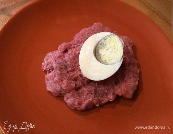 Делаем лепешечку, внутрь кладем половинку яйца или 1 перепелиное. И формируем котлетку.