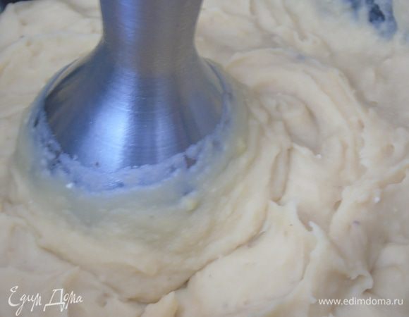 Затем отварить горох до готовности, лишнюю воду слить и пюрировать блендером.