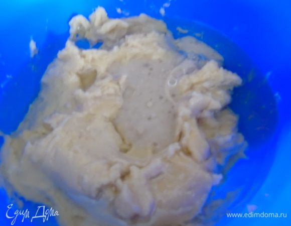 Добавить масло и закваску.