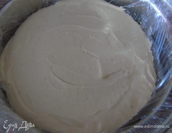 Выложить в кольцо, у меня нет такого кольца, я застелила пленкой кастрюльку и выложила массу туда.