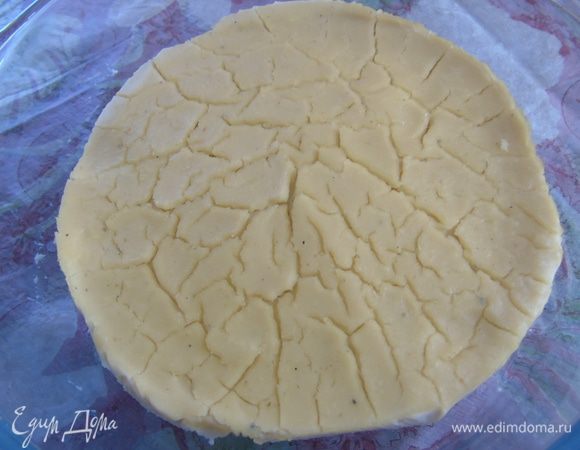 Через пару часов снимите кольцо и положите в емкость в которой сыр будет сбраживаться, оставьте на 2 дня.