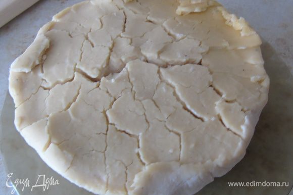 Через 2 дня сверху появятся трещинки, но это не страшно, они только с верхней стороны, переверните сыр на тарелку и угощайтесь. Сыр храним в холодильнике.