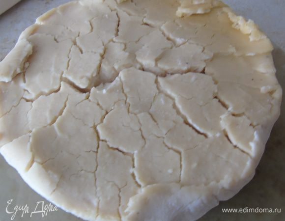 Через 2 дня сверху появятся трещинки, но это не страшно, они только с верхней стороны, переверните сыр на тарелку и угощайтесь. Сыр храним в холодильнике.