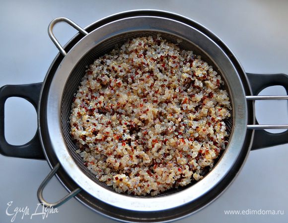 Готовую крупу откиньте на дуршлаг и дайте полностью стечь воде.