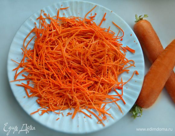 Морковь промойте, почистите и тонко натрите с помощью терки для корейской моркови. 