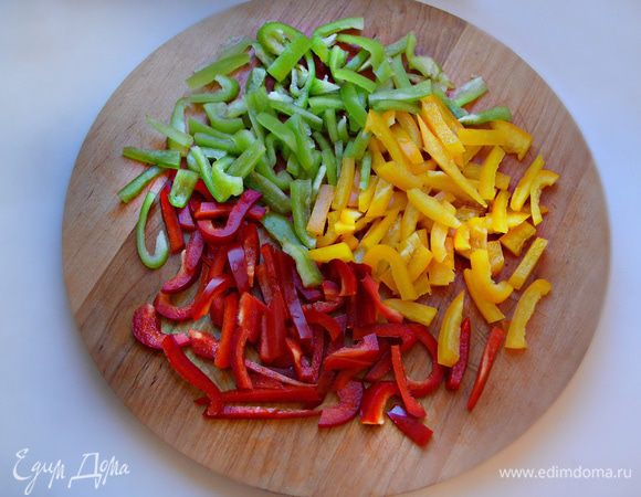 Перцы промойте, очистите от семян и также нарежьте небольшими брусочками.