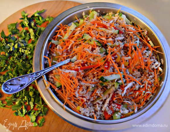 В емкости для салата соедините киноа, морковь, сельдерей, огурцы и перец. Добавьте рубленной кинзы и перемешайте. Если кто не очень "дружит" с кинзой, то может добавить рубленную петрушку. Но честно вам скажу, в данном случае кинза является хорошим дополнением к общему вкусовому букету. Так что  даже я, не особый ценитель кинзы, впечатлилась!