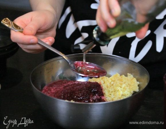 Смешать с булгуром, добавив 2 ст.л. оливкового масла и 1 ст.л. уксуса.