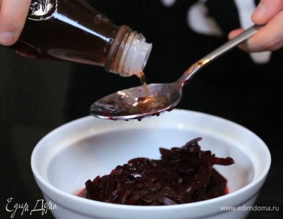 Натереть оставшуюся свёклу, заправить 2 ст.л. масла и 1 ст.л. уксуса. Отставить пока в сторону. Обжарить орешки на сковороде. Обжаривать без масла!