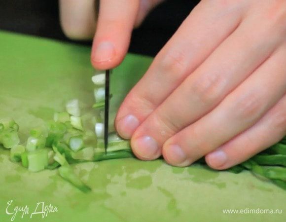Нарезать зелень.