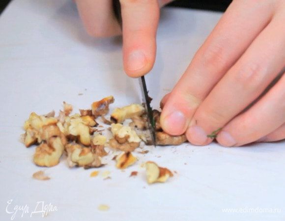 Затем порубить грецкий орех.