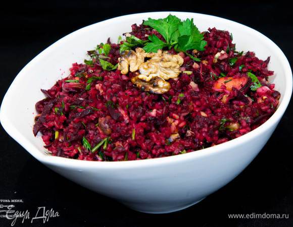 Сервировать салат. Можно украсить веточкой петрушки и орешками.