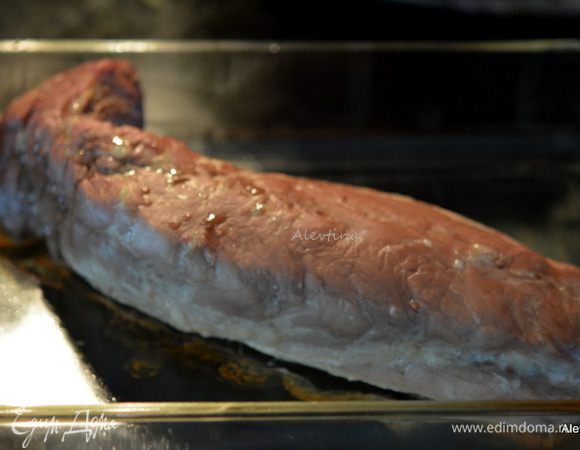 Разогреть духовку до 200°С. Выложить свинину (мякоть или вырезка) в жаропрочное блюдо. Поставить в духовку на 35 мин.