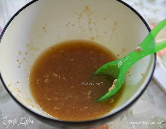 Приготовить глазурь.
Смешать в небольшой емкости мед, растопленное сливочное масло, хрен протертый, коричневая горчица.