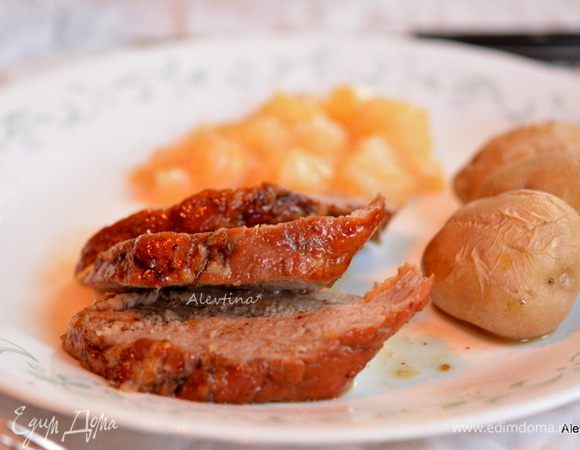 Готовую свинину достать из духовки. Дать постоять 10 мин. Разрезать на порции. Полить остатками глазури. Подаем к столу. Приятного аппетита.