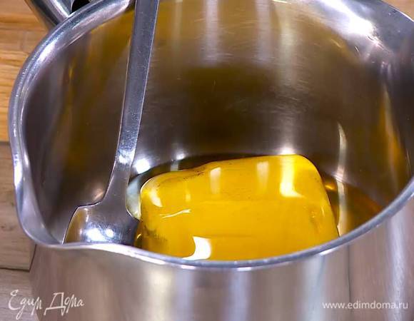 Мед и 140 г сливочного масла поместить в небольшую кастрюлю и растопить на медленном огне.