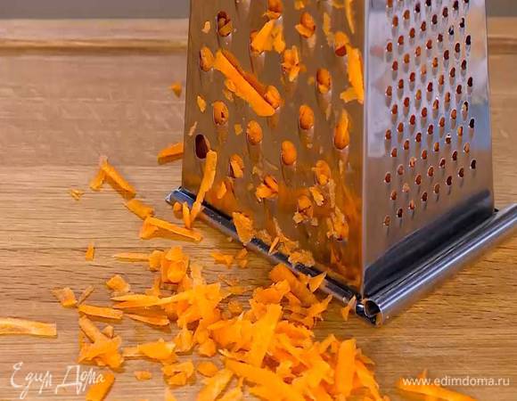Морковь почистить и натереть на крупной терке.