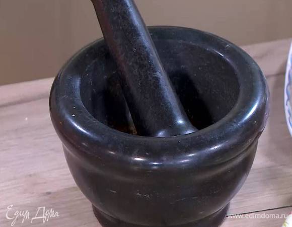 Зерна кардамона, гвоздику и бадьян растереть в ступке в пудру.