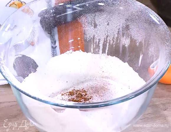 Муку перемешать с разрыхлителем, солью, корицей и мускатным орехом, просеять все через сито, затем добавить измельченные в ступке специи.