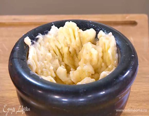 Банан почистить и размять в пюре.